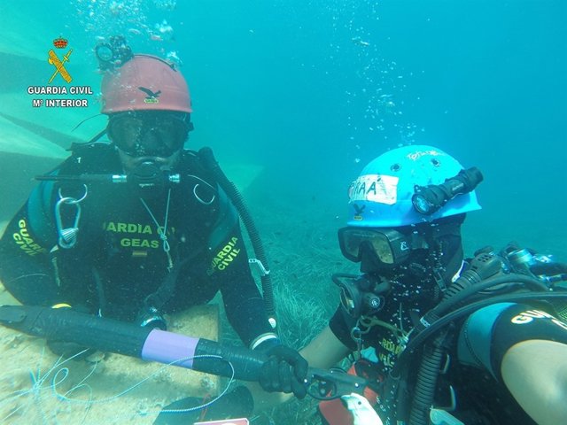 La Guardia Civil con un fusil de pesca submarina 