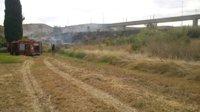 Bomberos trabajan en la extinción de un incendio de matorral en la Fuente de la Junquera en Zaragoza