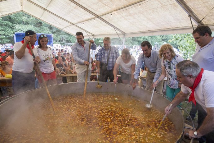 Tezanos y Martín reparten raciones de cocido montañés en Ucieda 