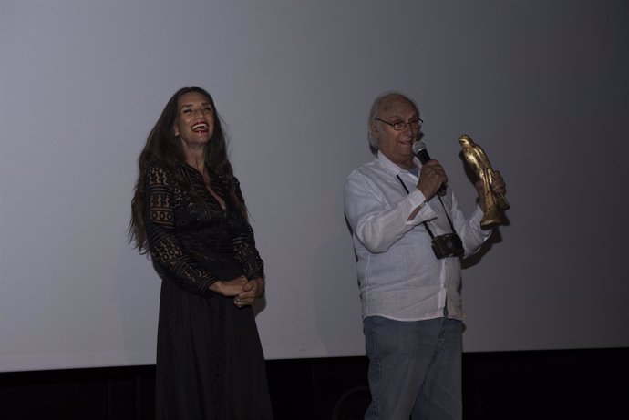 Carlos Saura, con el Falcó D'Or, y la actriz Ángela Molina