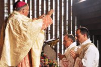 El arzobispo de Tarragona ordena sacerdotes a un docente y a un empleado de banca en Torreciudad (Huesca)