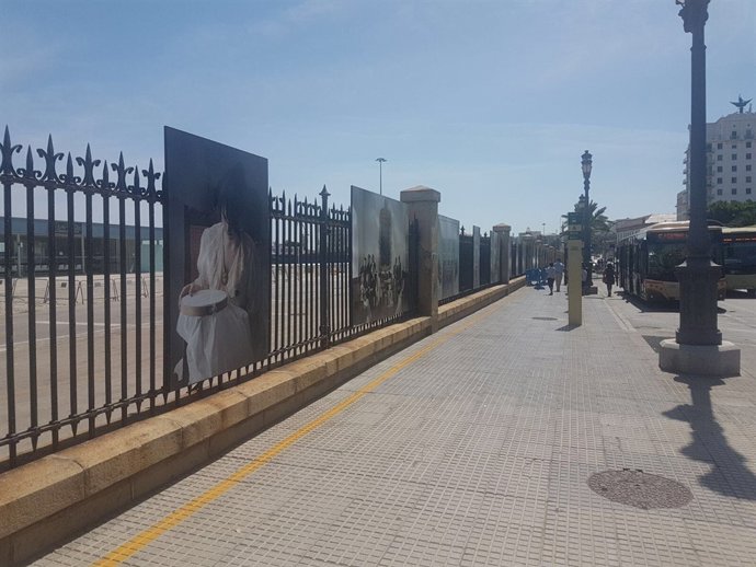 Exposición en la reja del muelle de Cádiz