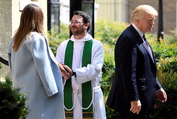 Trump a la salida de misa en Washington