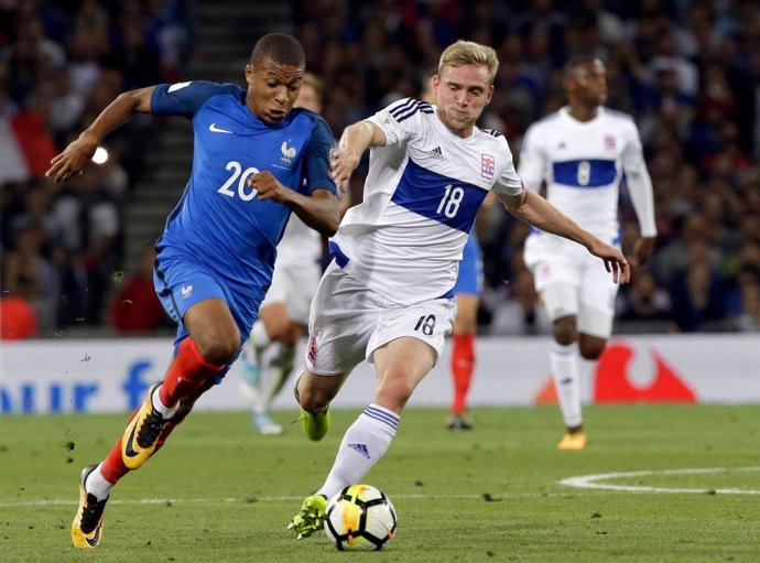 Mbappé ante un jugador de Luxemburgo