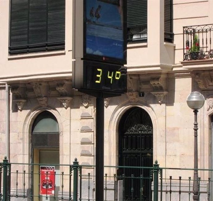 Un Termómetro Marca 34 Grados Centígrados