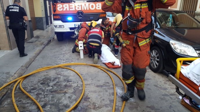 Rescate de dos personas en un incendio en Algemesí