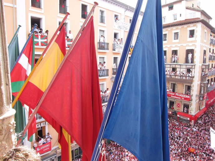 La ikurriña junto a las banderas oficiales.            