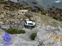 Detenidos tres jóvenes por robar un coche de un garaje y despeñarlo por un acantilado