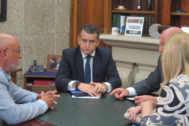 Antonio Sanz (c) en una reunión con responsables de instituciones jiennenses.