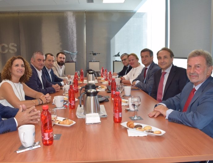 El consejero de Empleo, Javier Carnero, se reúne con empresas del PTA en Málaga