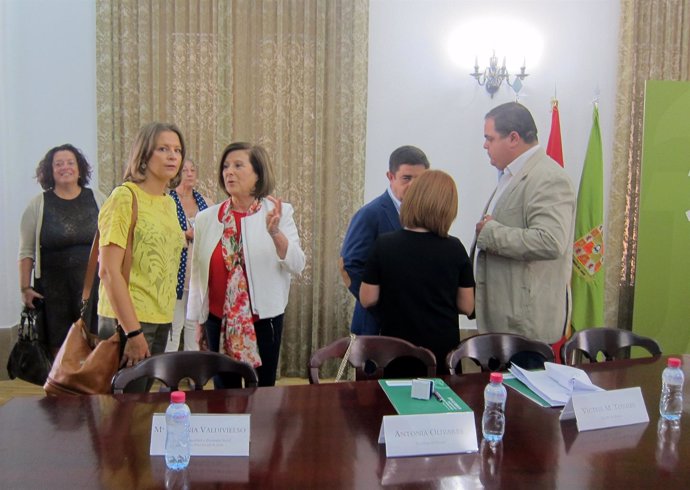Sánchez Rubio conversa con la delegada de la Junta en Jaén, Ana Cobo.