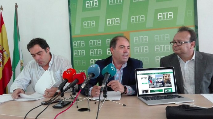 Lorenzo Amor, entre Rafael Amor y Miguel Luque, en la presentación de la web