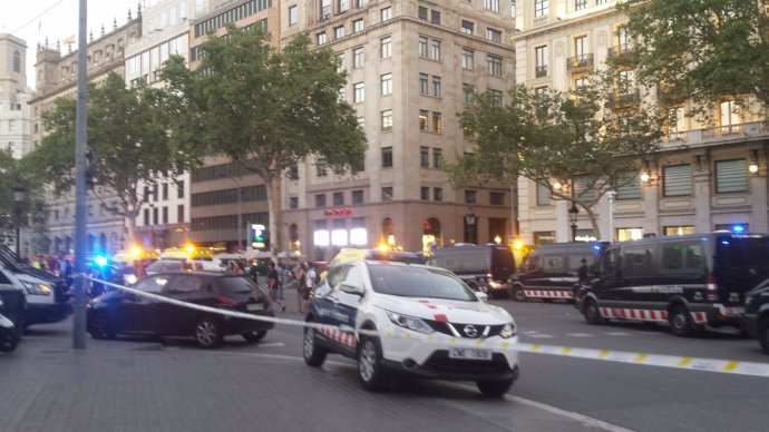 Dispositivo policial en plaza Catalunya