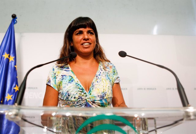 Teresa Rodríguez atiende a los periodistas tras reunirse con Susana Díaz