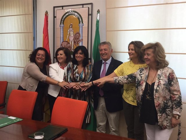Firma de convencios sobre plazas residenciales en Torredelcampo y Santo Tomé.