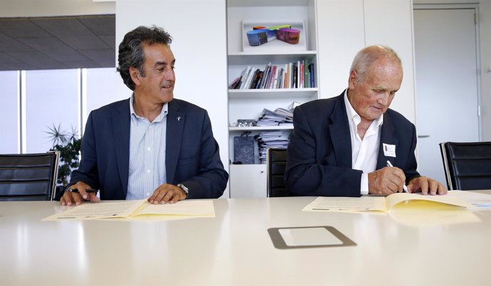 Martín firma un convenio con el presidente de la Asociación Costa Quebrada