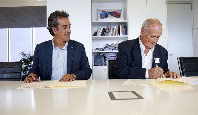 Martín firma un convenio con el presidente de la Asociación Costa Quebrada