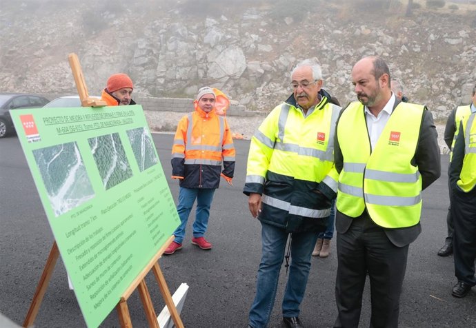 Pedro Rollán en los trabajos de rehabilitación de la M-604