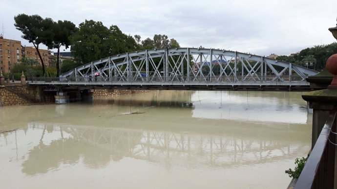 Imagen del río Segura a su paso por Murcia durante el temporal