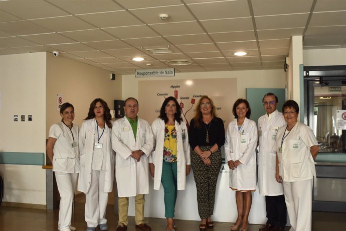 Luna y García (centro) con facultativos y enfermeras en Urgencias