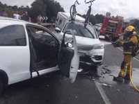 Una conductora pierde el control de su coche y choca con otro al entrarle un abeja por la ventana