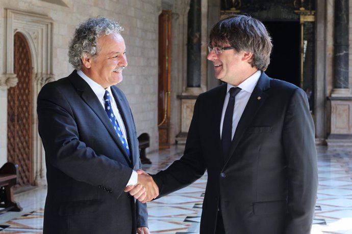 El presidente de la Generalitat, Carles Puigdemont, con Ahmed Galai 