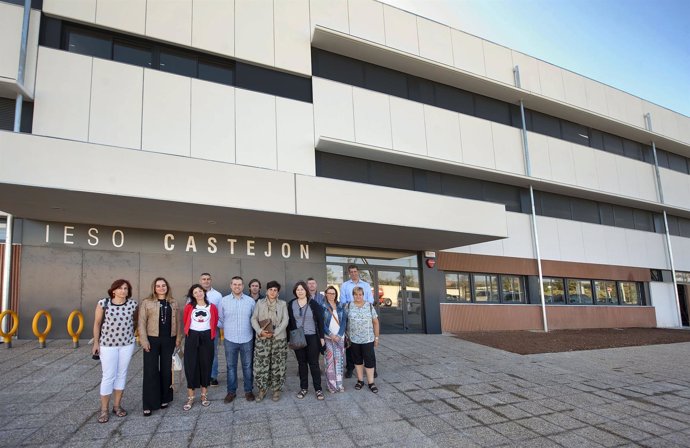  Solana Y Trabajadores Del Centro Ante El Nuevo Instituto De Castejón