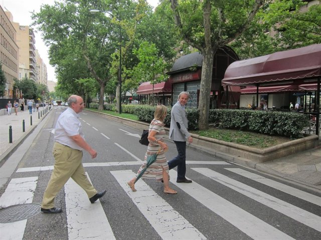Jorge Azcón, cruza en Sagasta a la altura de Lagasca, donde futuro carril-bici