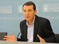 El senador y portavoz municipal Juan Carlos Pérez Navas completa la terna que opta a liderar el PSOE de Almería