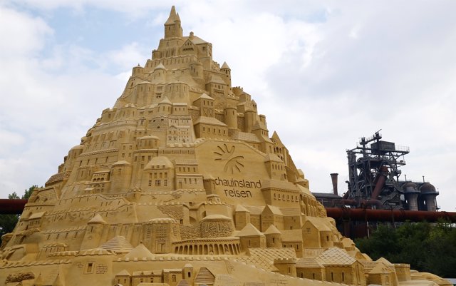 El castillo de arena más alto del mundo en Duisburg (Alemania)