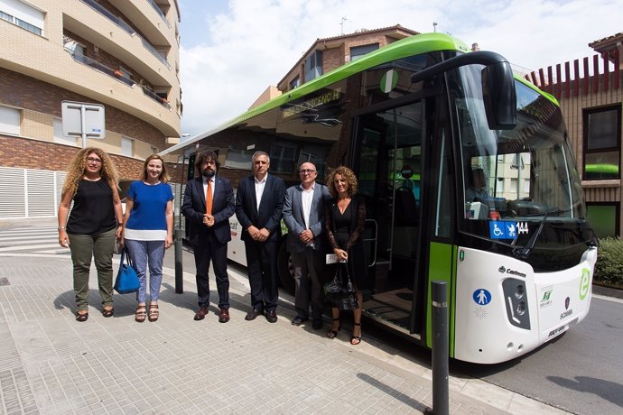 Imagen de la presentación de la nueva línea de bus exprés e20 entre el Baix Llob