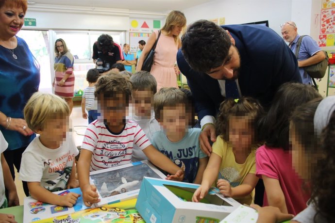 El presidente López Miras con niños en inicio curso escolar Infantil-Primaria