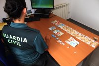 Detenidas tres personas con 42 dosis de droga en un intercambio en el poblado de O Vao