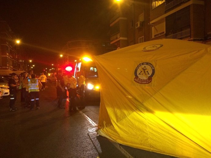 Efectivos del Samur en la zona donde un niño ha muerto atropellado por un coche