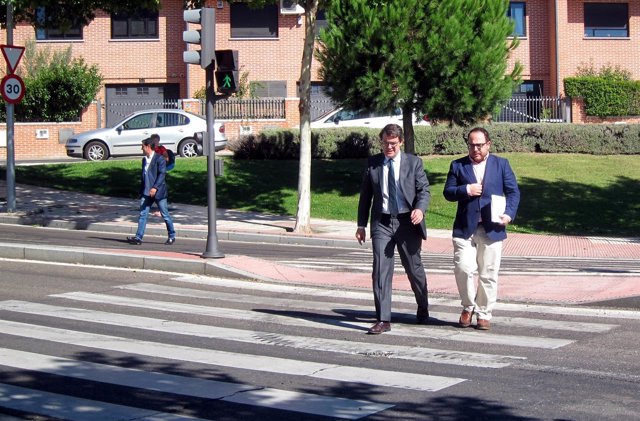 Fernández Mañueco, izquierda, junto al concejal salmantino del PP Dani Llanos