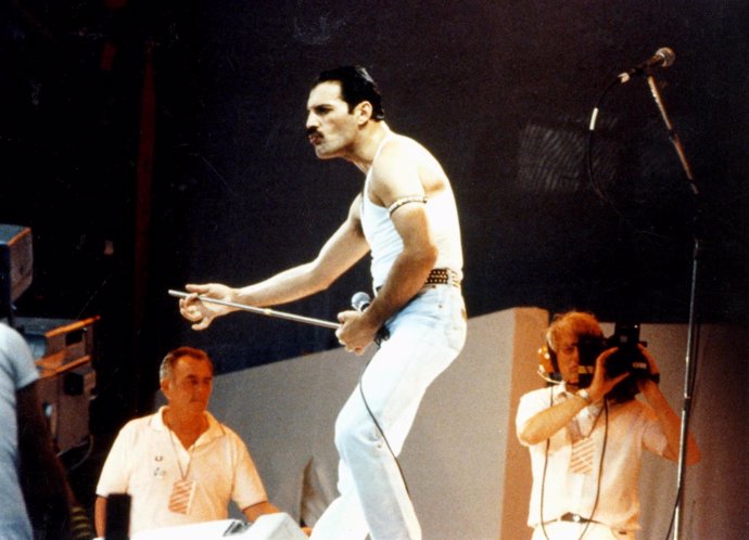 July 1985: Freddie Mercury of the British rock group 'Queen', performs at the Li