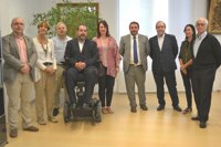 La presidenta del Parlamento foral recibe al patronato de la Fundación Caja Navarra