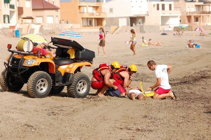 Dos Socorristas Y Un Voluntario De Protección Civil Auxilian A Un Bañista 