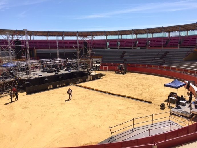 Montaje del escenario para el concierto de Bustamante