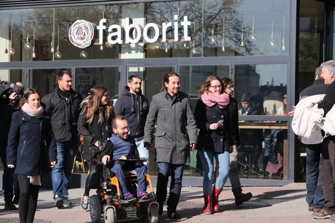 Pablo Echenique y Pablo Iglesias tras la reunión en la sede de Podemos