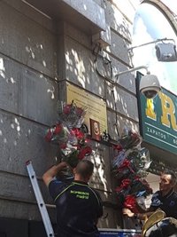 Hasta 120 rosas recuerdan en Montera a los 10 bomberos que hace 30 años murieron en el incendio de Almacenes Arias