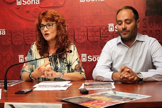 La concejal de Turismo y el responsable de la organizadora del Festival