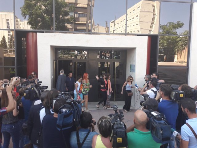 Juana Rivas a su salida de los juzgados de Granada