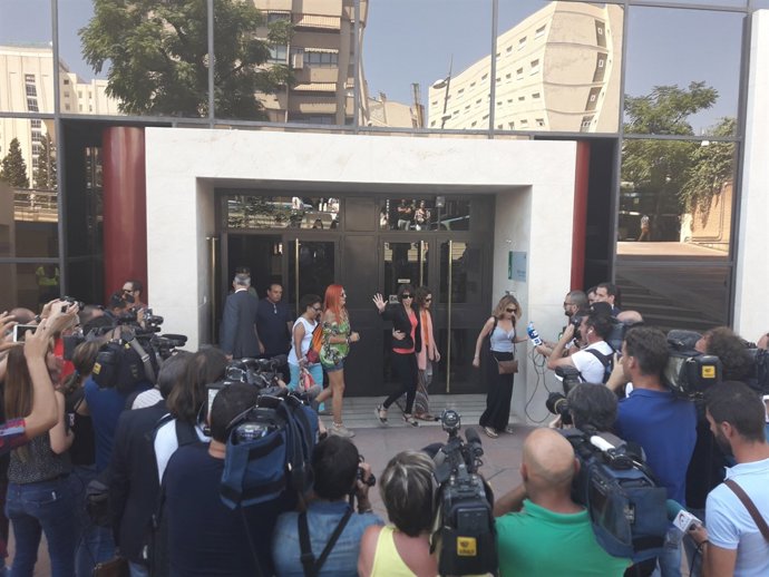 Juana Rivas a la seva sortida dels jutjats de Granada