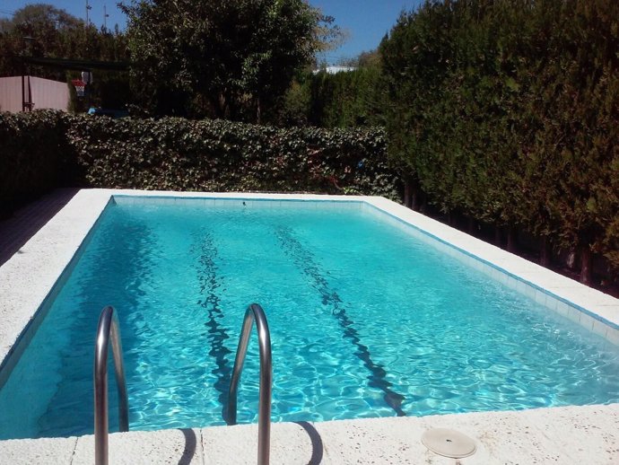 Imagen de una piscina privada de un chalé en Andalucía
