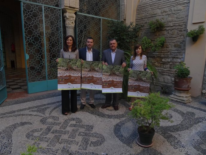 Mármol, entre Cañete (izda.) y Zurera, durante la presentación