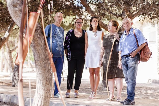 La diputada de Deportes junto a la organización del evento.