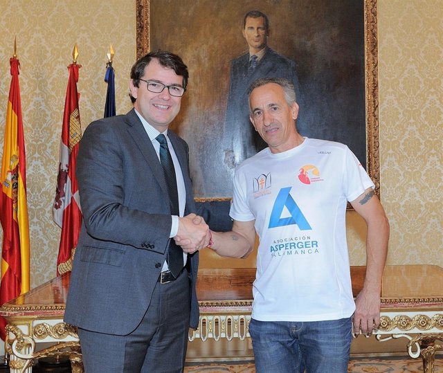 Recepción del alcalde de Salamanca a Luis Montero en la Casa Consistorial