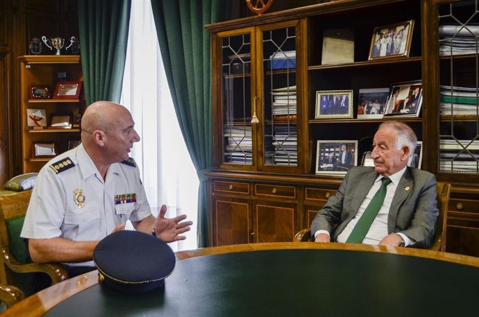 Gabriel Amat, reunido con Rafael Madrona en el Palacio Provincial.