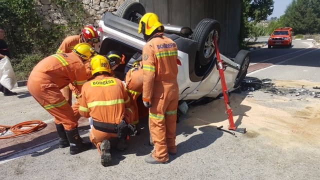 Bomberos rescatan a un conductor tras un accidente en La Pobla del Duc